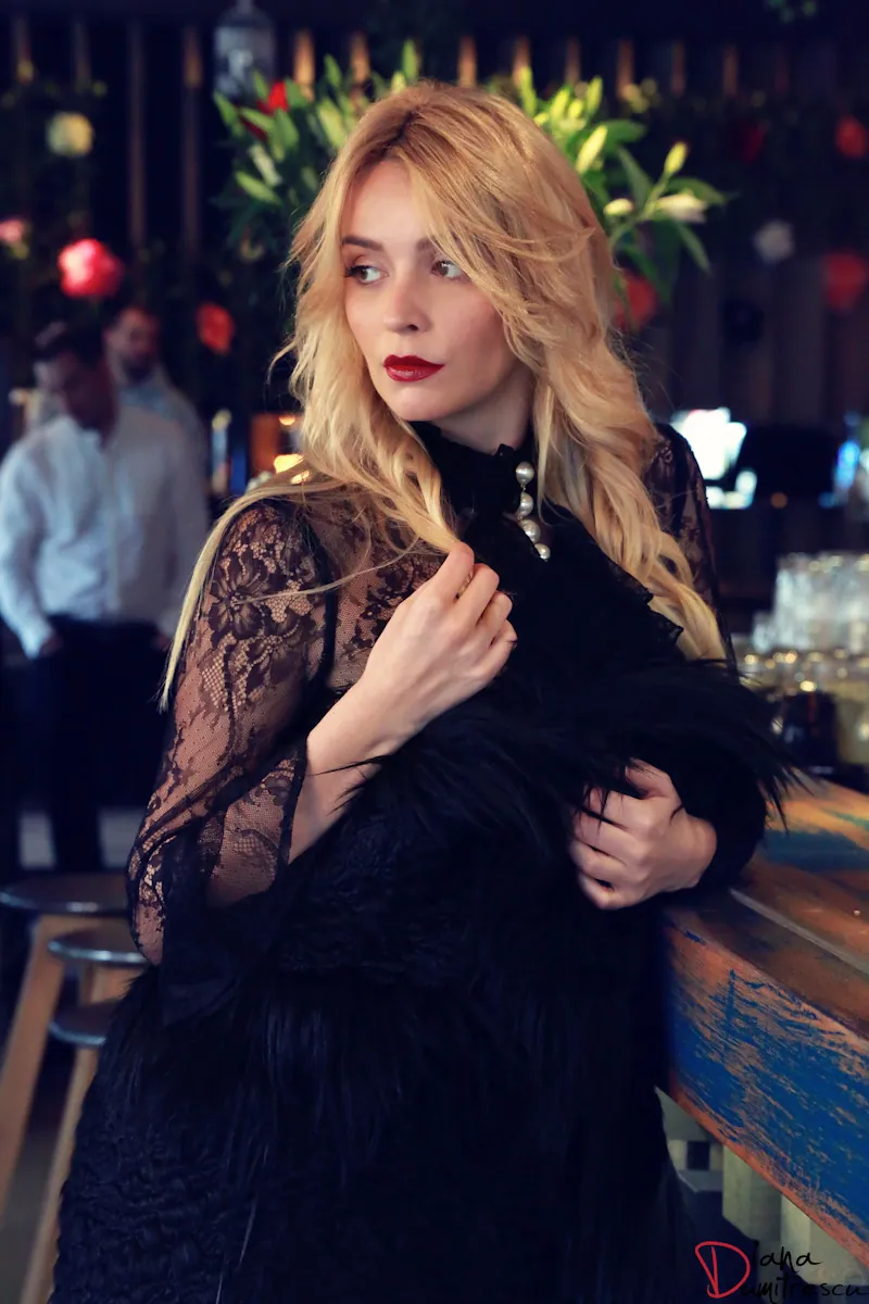 Diana Dumitrescu, în negru, la o ședință foto